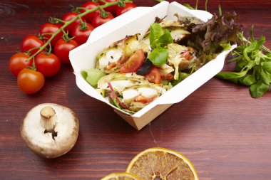 Balık, cherry domates, mantar ile yemek 