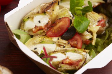 Balık, cherry domates, mantar ile yemek 