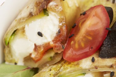 Balık, cherry domates, mantar ile yemek 