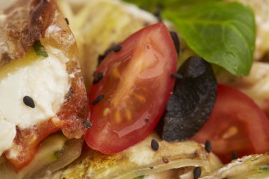 Balık, cherry domates, mantar ile yemek 