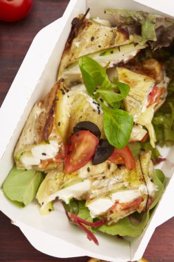 Balık, cherry domates, mantar ile yemek 