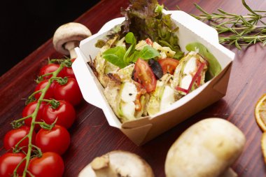 Balık, cherry domates, mantar ile yemek 