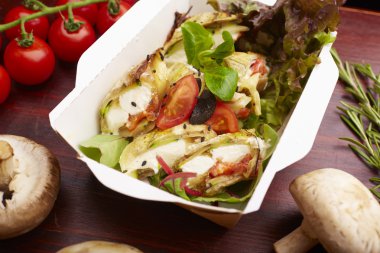 Balık, cherry domates, mantar ile yemek 