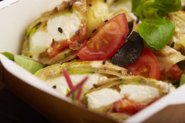 Balık, cherry domates, mantar ile yemek 