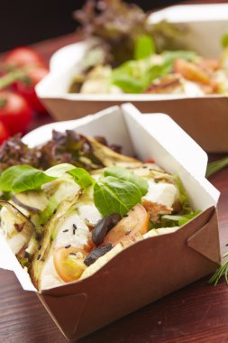 Balık, cherry domates, mantar ile yemek 