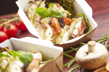 Balık, cherry domates, mantar ile yemek 