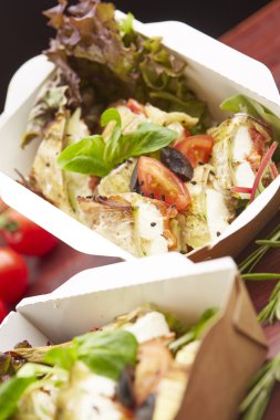 Balık, cherry domates, mantar ile yemek 