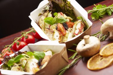 Balık, cherry domates, mantar ile yemek 