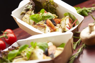 Balık, cherry domates, mantar ile yemek 