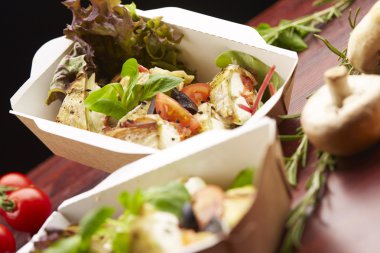 Balık, cherry domates, mantar ile yemek 