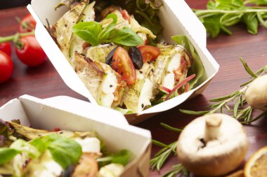 Balık, cherry domates, mantar ile yemek 