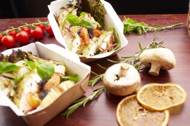 Balık, cherry domates, mantar ile yemek 