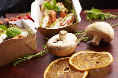 Balık, cherry domates, mantar ile yemek 