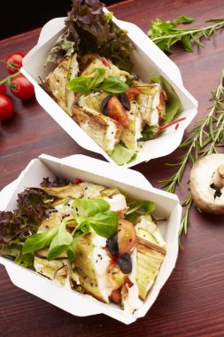 Balık, cherry domates, mantar ile yemek 