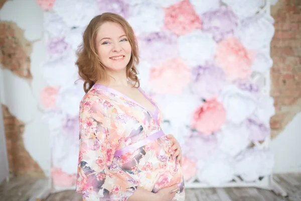 Terhes nő rózsaszínben — Stock Fotó