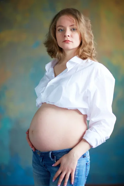 Femme enceinte en jeans — Photo