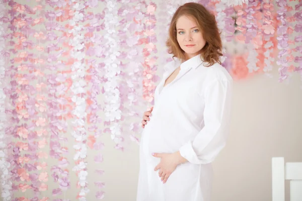 Mujer embarazada de blanco —  Fotos de Stock