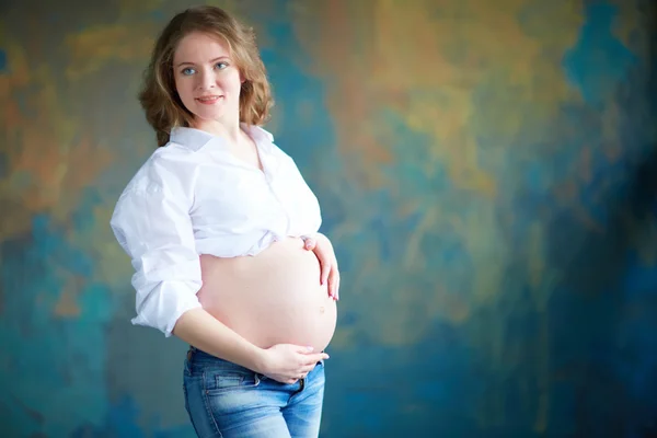 Pregnant woman in jeans — Stock Photo, Image