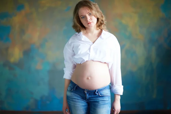 Mulher grávida em jeans — Fotografia de Stock