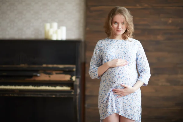 Mujer embarazada en un vestido blanco —  Fotos de Stock