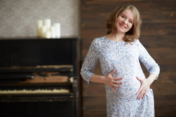 Kobieta w ciąży w białej sukni — Zdjęcie stockowe