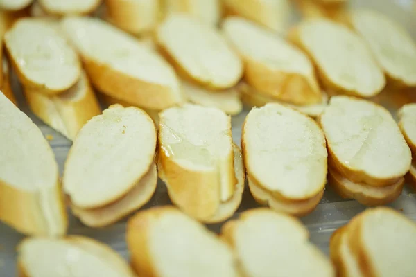 Baguette francés fresco en rodajas —  Fotos de Stock