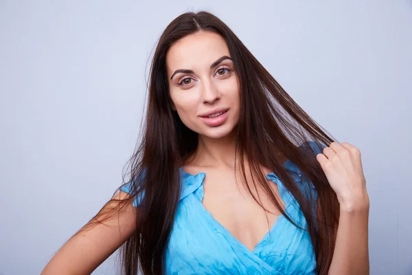 Menina com cabelo escuro longo — Fotografia de Stock