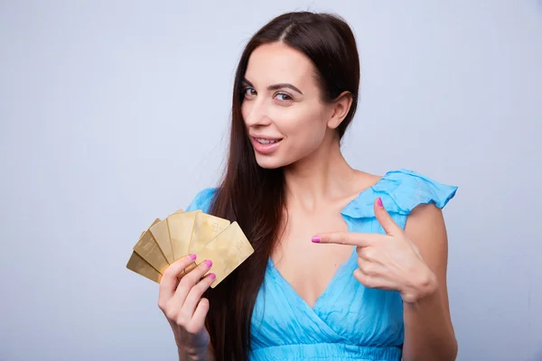 은행 카드와 갈색 머리 여자 — 스톡 사진