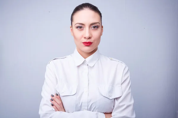 Hermosa mujer en camisa blanca — Foto de Stock