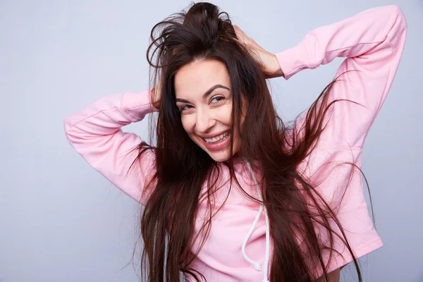 Schöne brünette Mädchen mit glatten Haaren — Stockfoto