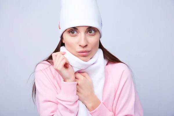 Девушка в белой шляпе и шарфе — стоковое фото