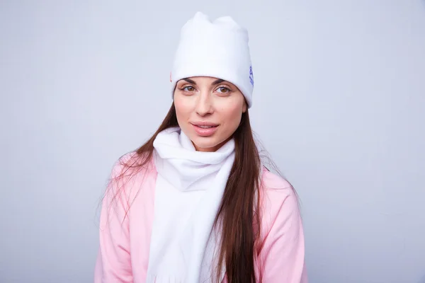 Lány a fehér kalapot és sálat — Stock Fotó