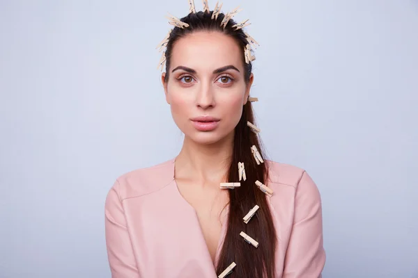 Clothespins a haját, a gyönyörű nő — Stock Fotó