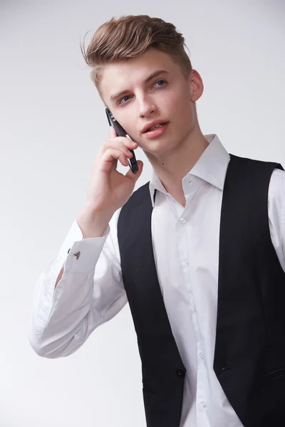Молодой уверенный бизнесмен с телефоном — стоковое фото