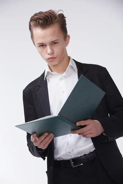 Молодой уверенный бизнесмен с папкой — стоковое фото