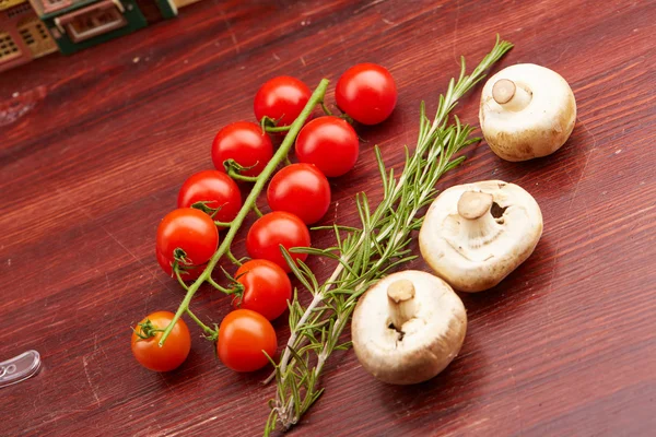 Черри помидоры и грибы — стоковое фото