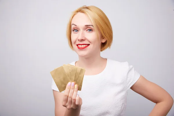 Femme avec cartes bancaires — Photo