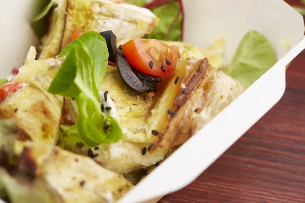 Mahlzeit mit Fisch, Kirschtomaten, Pilzen — Stockfoto