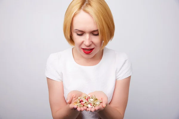 Mooie jongedame met pillen en capsules — Stockfoto