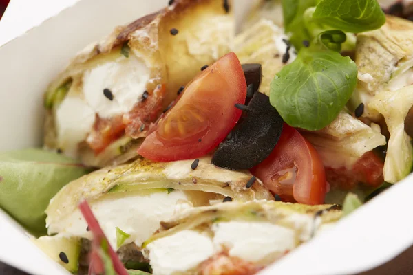 Balık, cherry domates, mantar ile yemek 