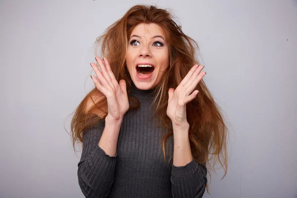 Frau angenehm überrascht — Stockfoto