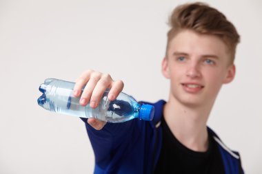 Su şişesi ile erkek atlet