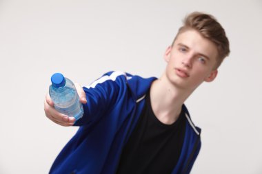 Su şişesi ile erkek atlet
