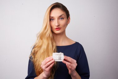 Güzel genç kız hediye ile