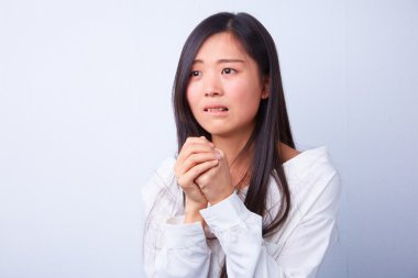 Genç Çinli kadın endişeler