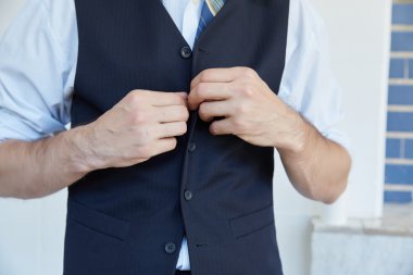 Genç işadamı giyiyor