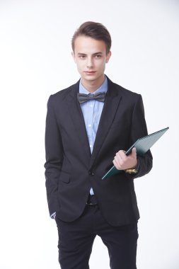 Klasör ile kendine güvenen genç işadamı 