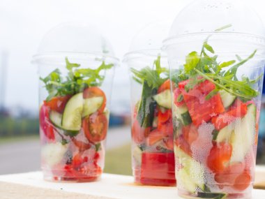 Taze lezzetli paket servisi olan restoran salata