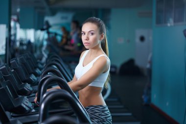 Güzel kız spor salonunda eğitim 