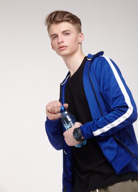 Su şişesi ile erkek atlet